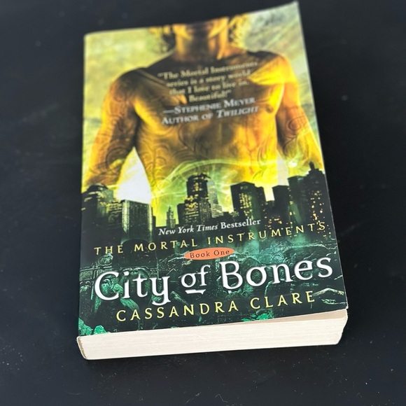 BOOK: City of Bones - Cassandra Clare - Picture 1 of 2